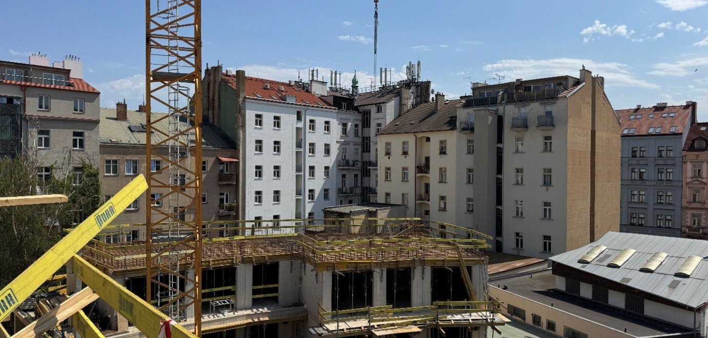 Hrubá stavba Rezidence Na Plzeňce úspěšně pokračuje